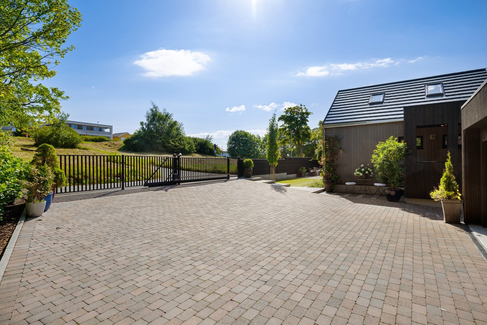 Et stort gårdsrom med plass til flere biler Galleribilde