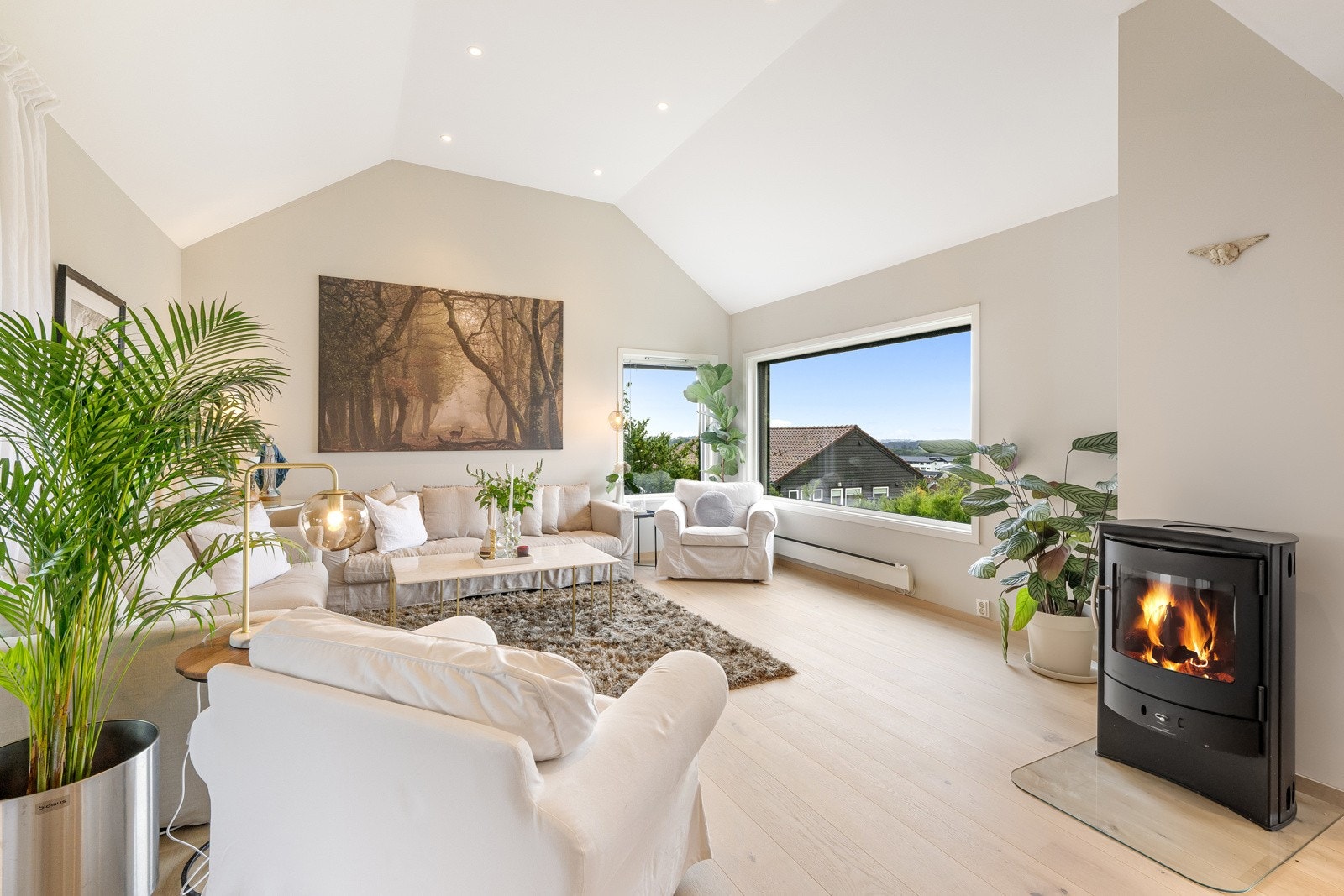 Stor og luftig stue med utsikt Galleribilde