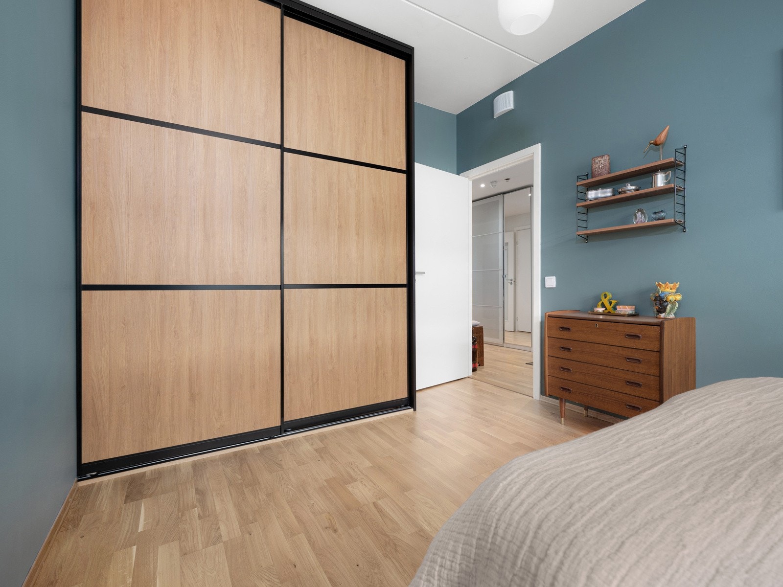 Det er satt inn en stor skyvedørsgarderobe som sørger for gode oppbevaringsmuligheter. Galleribilde