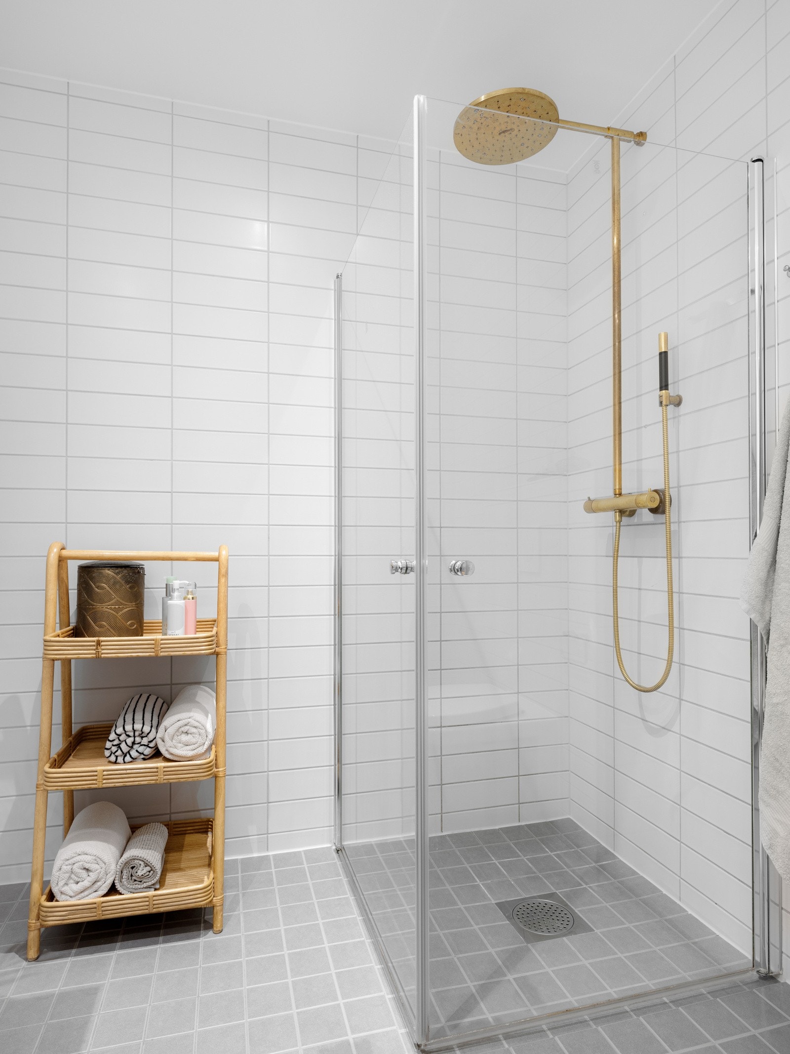 Videre har badet dusjhjørne med innfellbare glassdører med hånd- og regndusj, Galleribilde