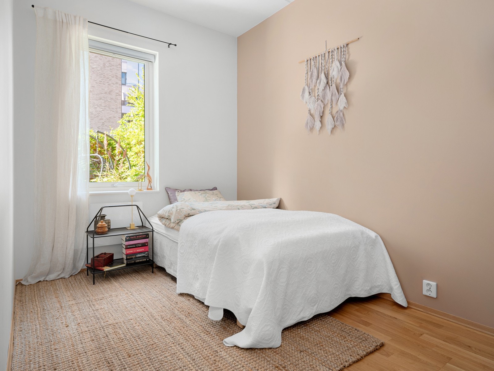 De andre soverommene er også av god størrelse med plass til en seng, nattbord og dekor. Galleribilde