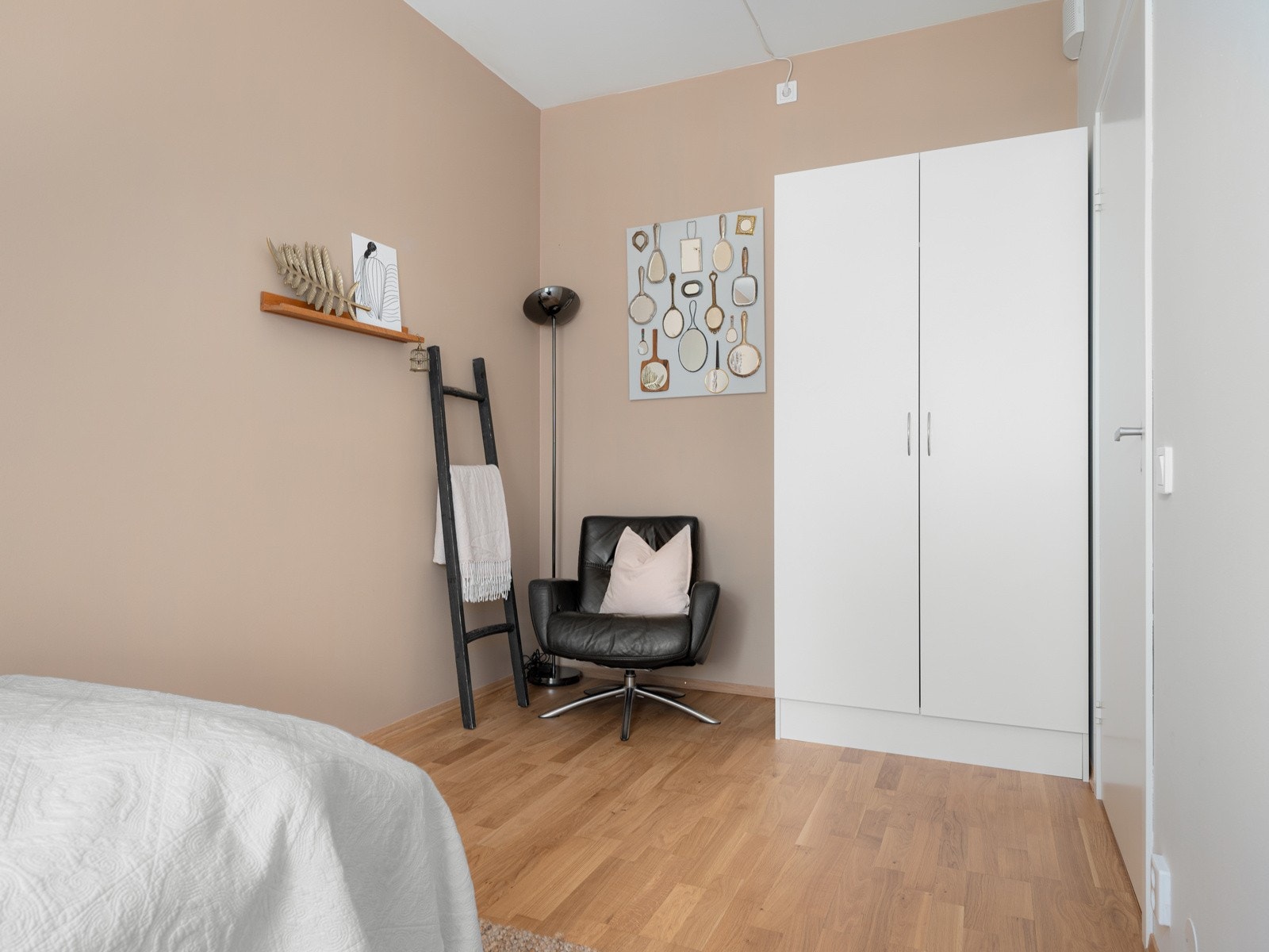 Garderobeskap på alle soverom medfølger handelen. Galleribilde