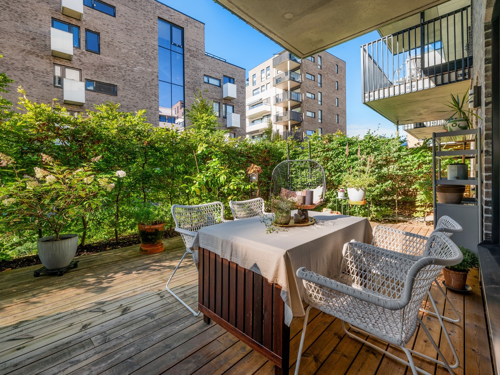 På uteplassen er det montert utebelysning og stikkontakt på vegg. Galleribilde