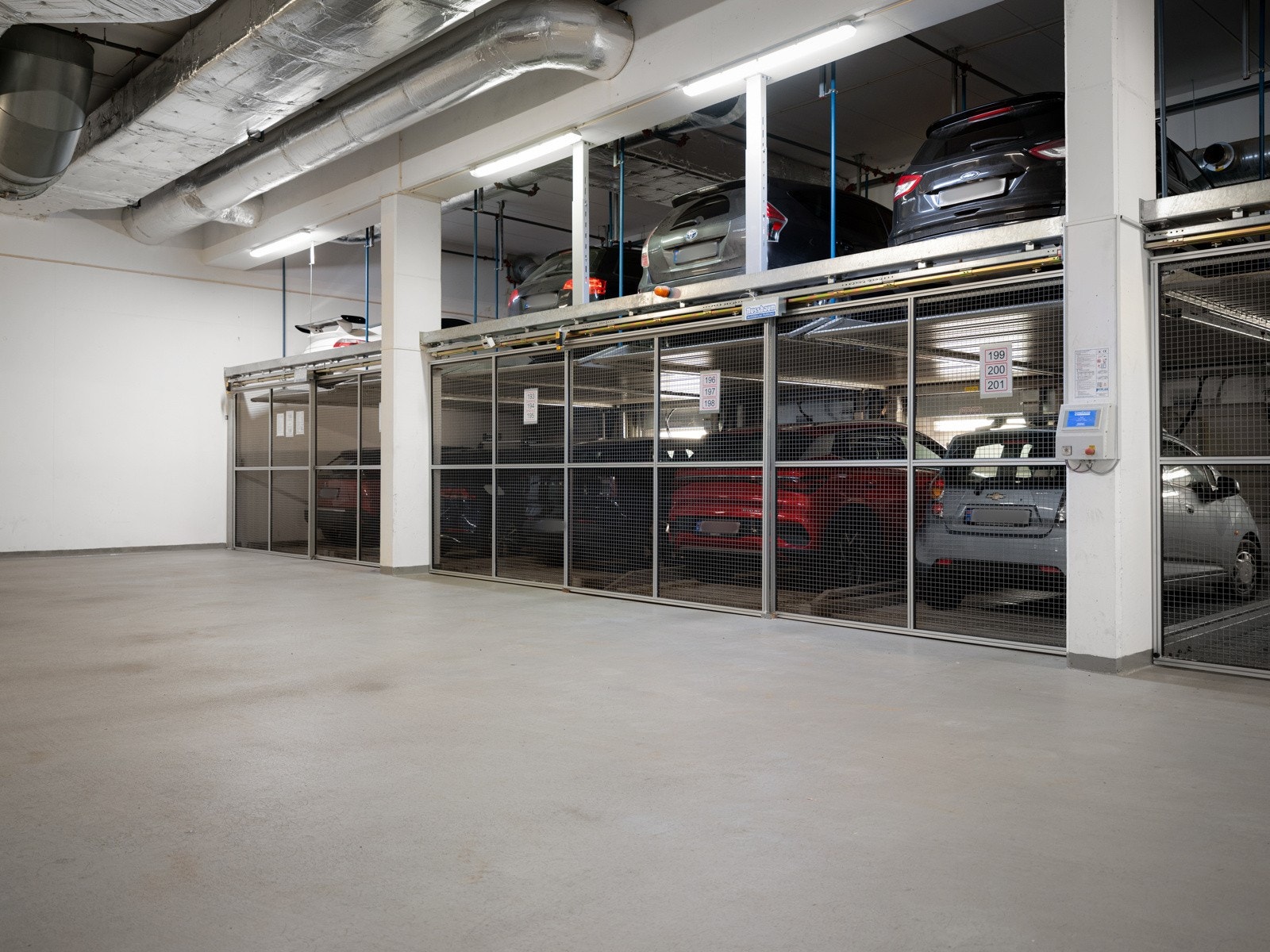 Leiligheten disponerer en parkeringsplass i heis-system beliggende i felles garasjeanlegg. Galleribilde