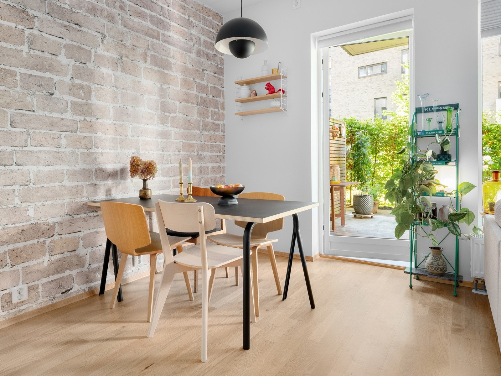 Fra stuen er det utgang til en herlig terrasse. Galleribilde