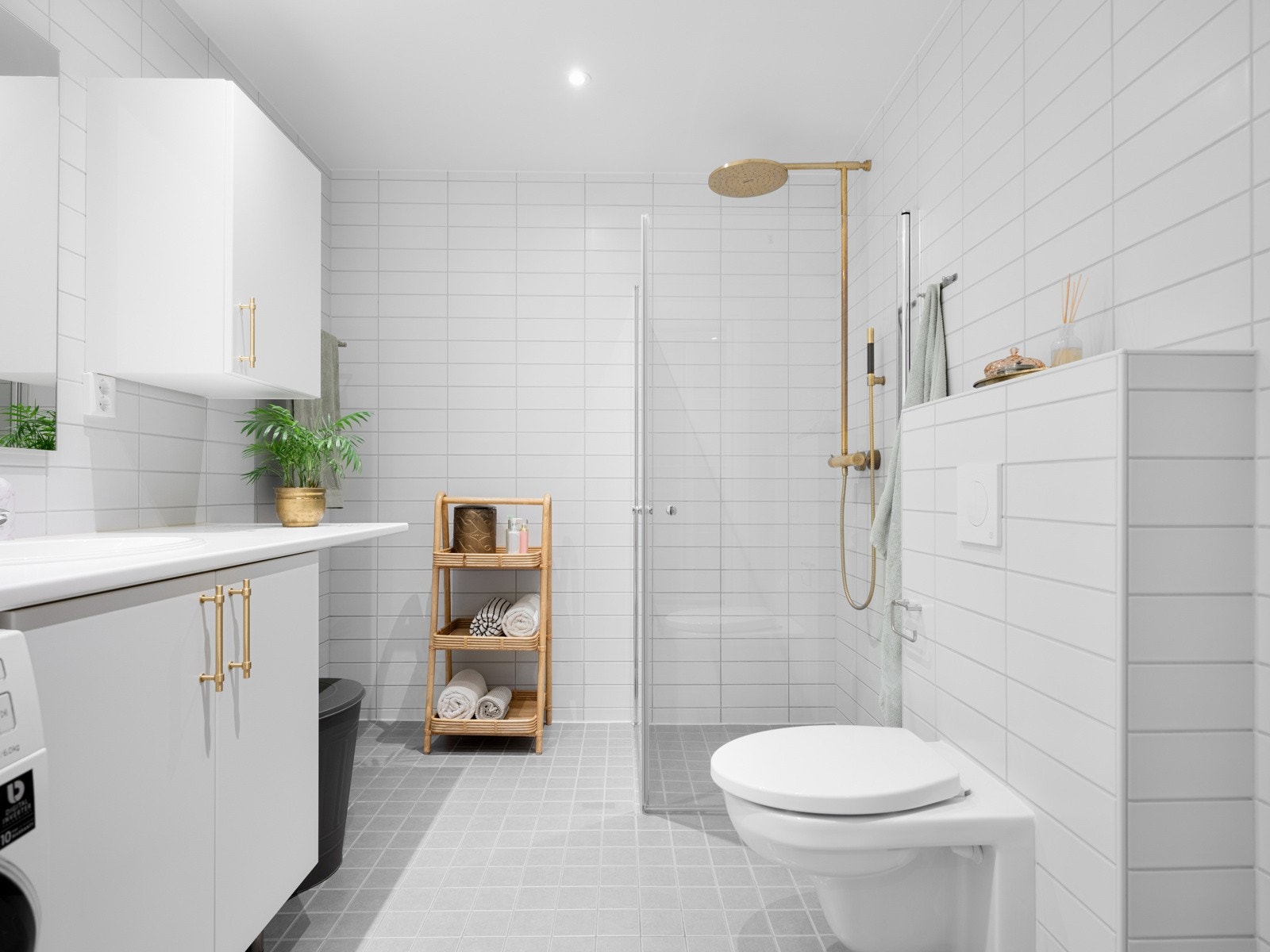 Baderom fra byggeår (2017) som er både tidløst, praktisk og romslig. Galleribilde