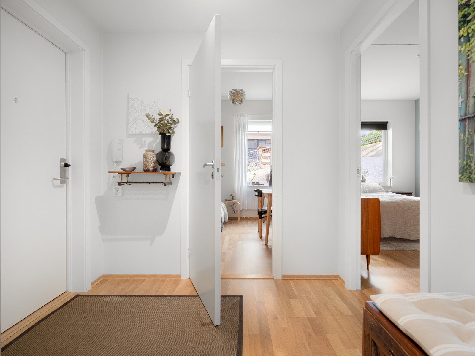 Du har naturlig plass til å henge av deg yttertøy. Leiligheten disponerer i tillegg en kjellerbod som byr på ekstra lagringsplass. Galleribilde