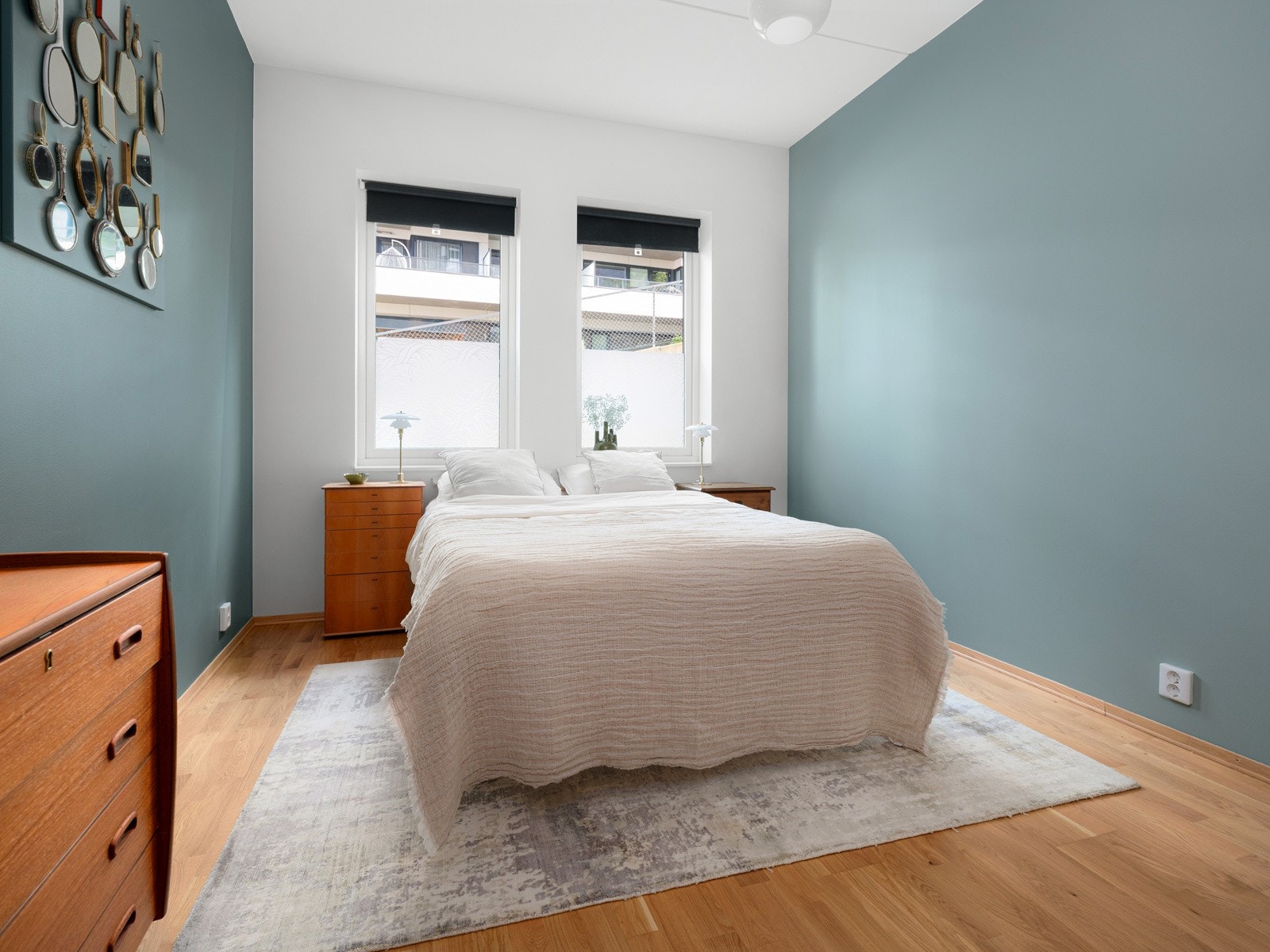 Veggene er malt i et tidsriktig fargevalg og gulvet dekket med parkett. Galleribilde