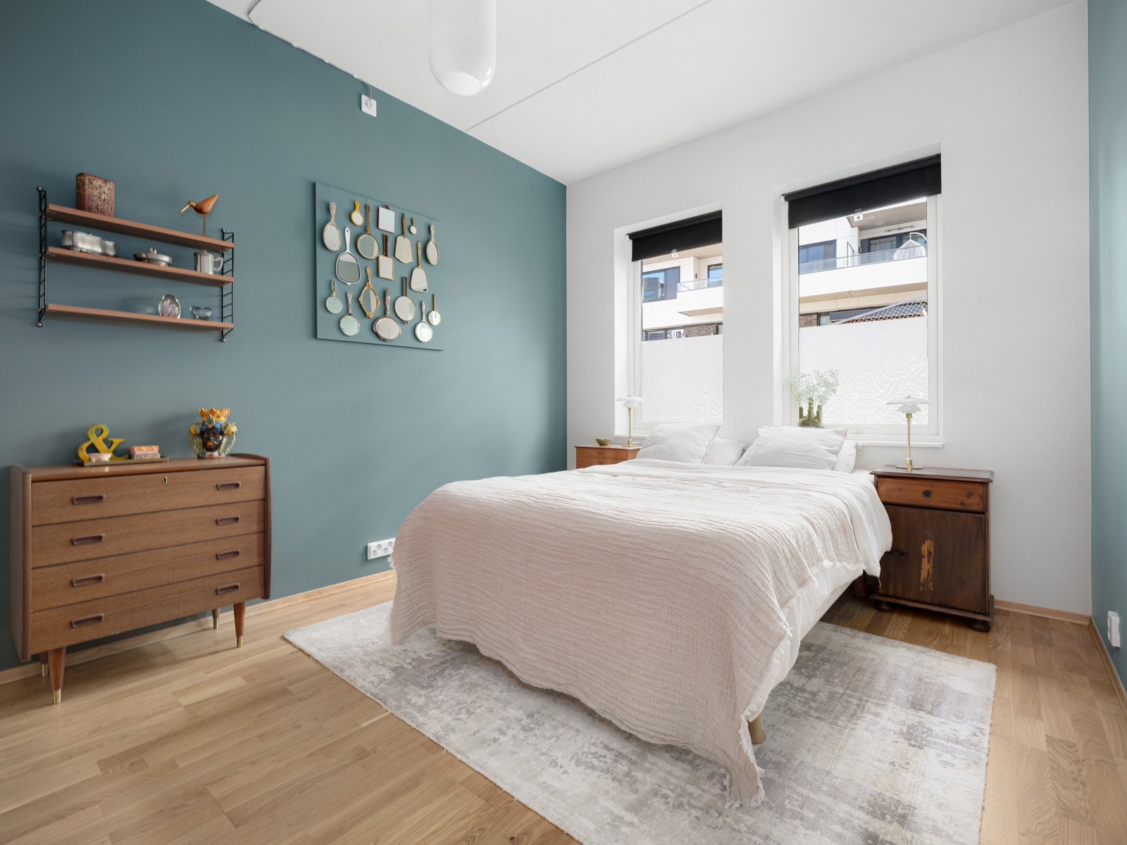 Boligen har tre soverom. Hovedsoverommet har god plass til dobbeltseng, nattbord på hver side og øvrig møblement. Galleribilde