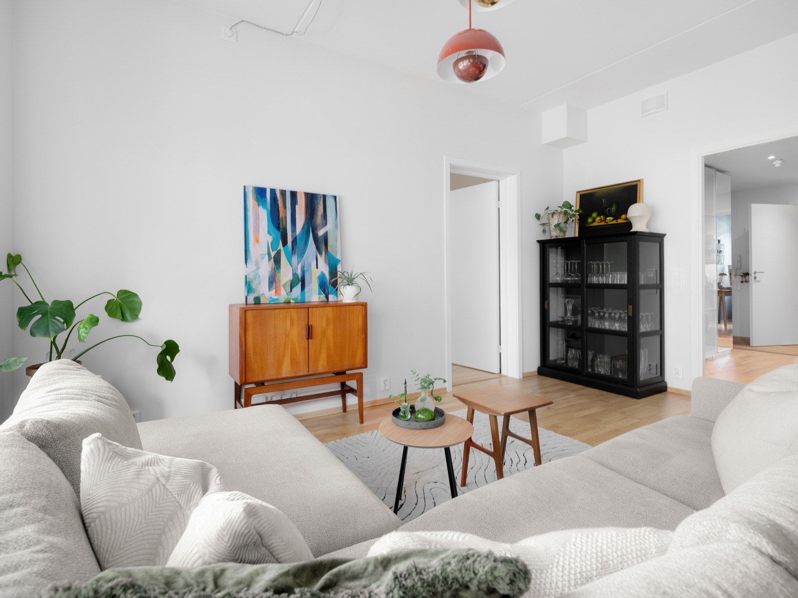 Stuen har god utforming med naturlig plass til både sofagruppe, spisebord og TV med tilhørende møblement. Galleribilde