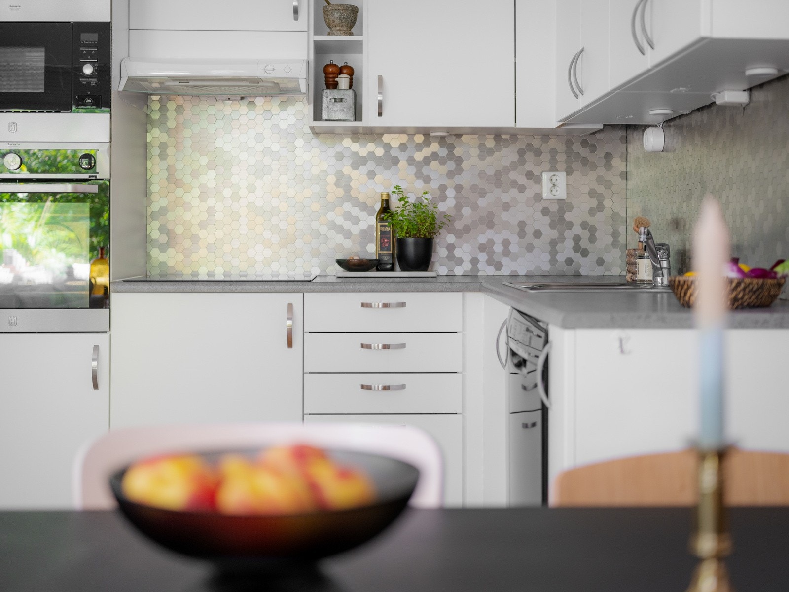 Kjøkkenet er fra byggeår Innredningen har glatte fronter og benkeplate i laminat med nedsenket oppvaskkum. Galleribilde