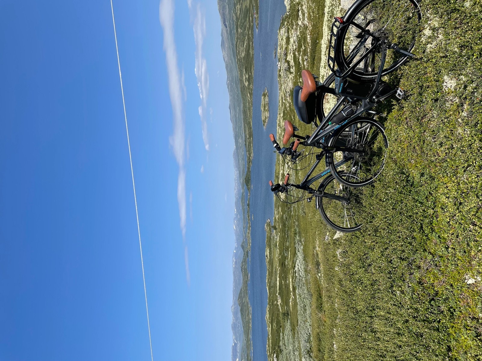 Om sommeren byr området på rikelig med turstier og sykkelturer i fjellheimen Galleribilde