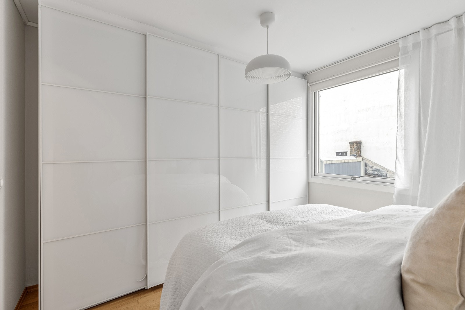 Videre er det en stor skyvedørsgarderobe som gir rikelig med oppbevaring. Soverommet vender ut mot rolig område uten innsyn fra naboer Galleribilde