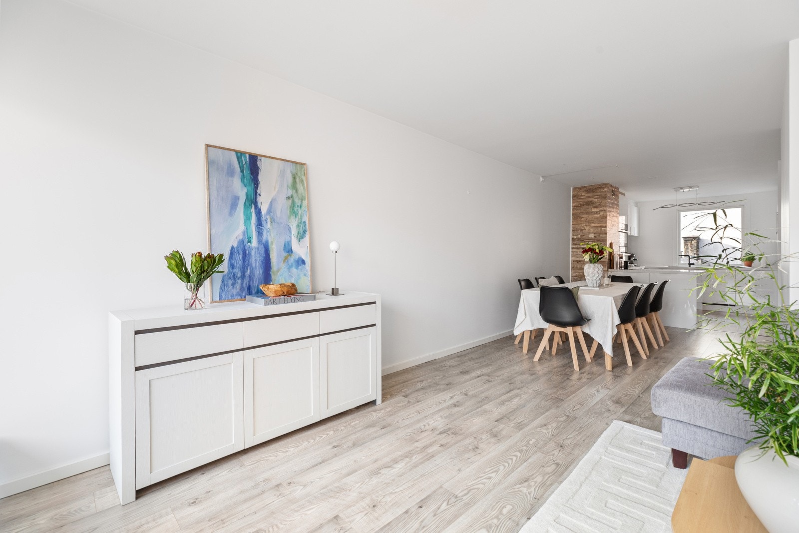 Takhøyden i stuen er målt til ca 2,47 m. Galleribilde