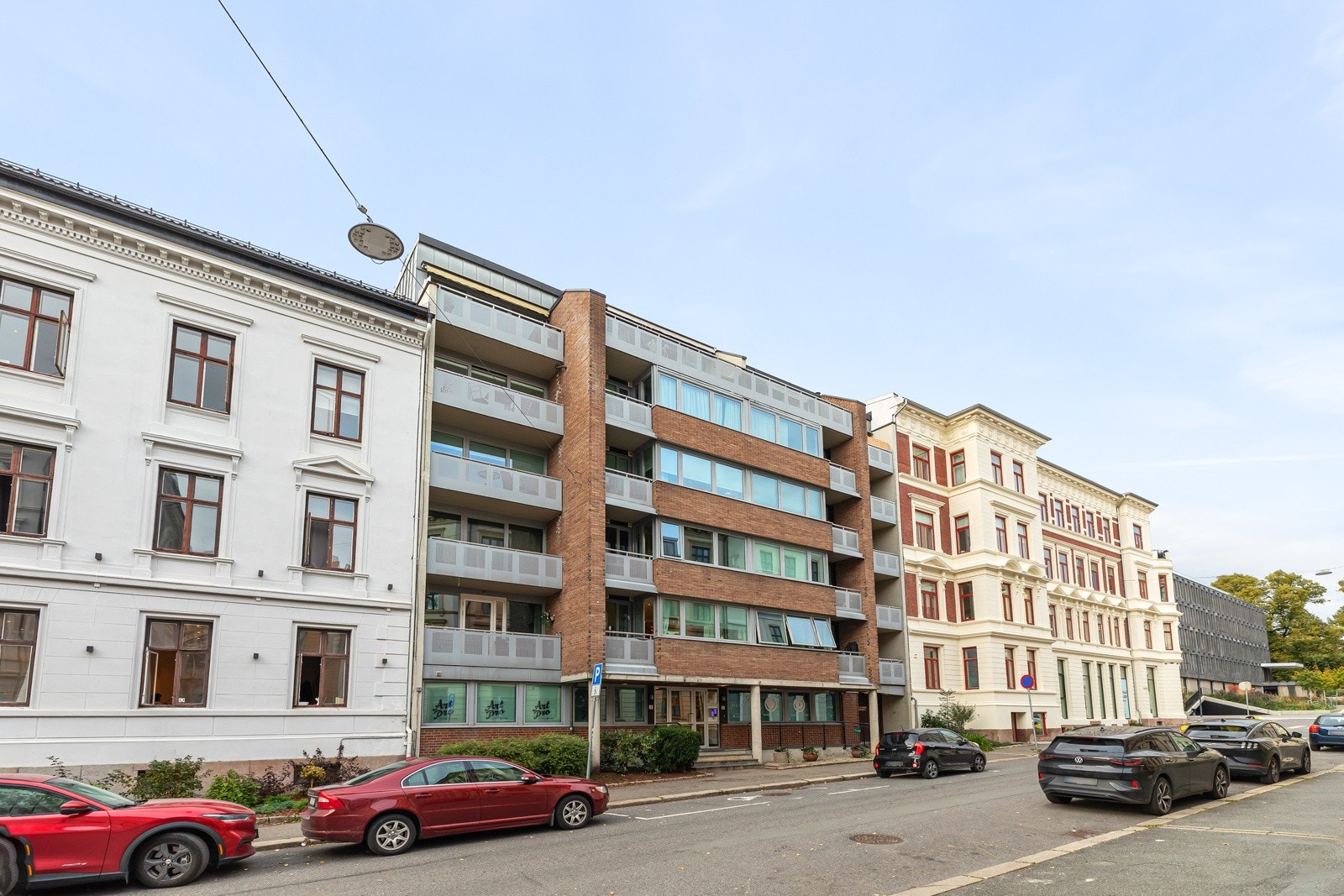 Attraktiv og sentral beliggenhet i Vika, bydel Frogner, rett ved Slottsparken. Kort gangavstand til Nationaltheatret, Karl Johan, Solli plass og øvrige deler av Frogner Galleribilde