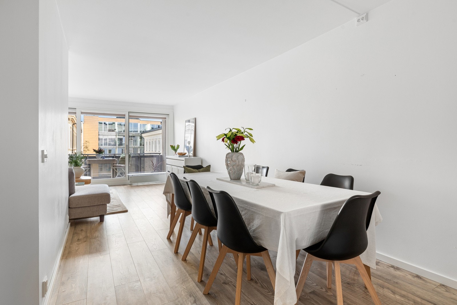 Plass til romslig spisebord Galleribilde