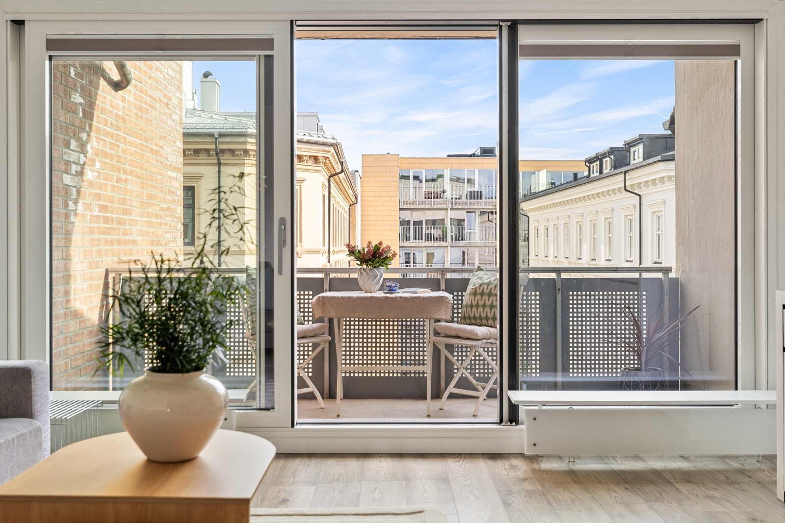 Fra stuen er det utgang til en romslig sørøstvendt balkong på ca. 5 m² Galleribilde