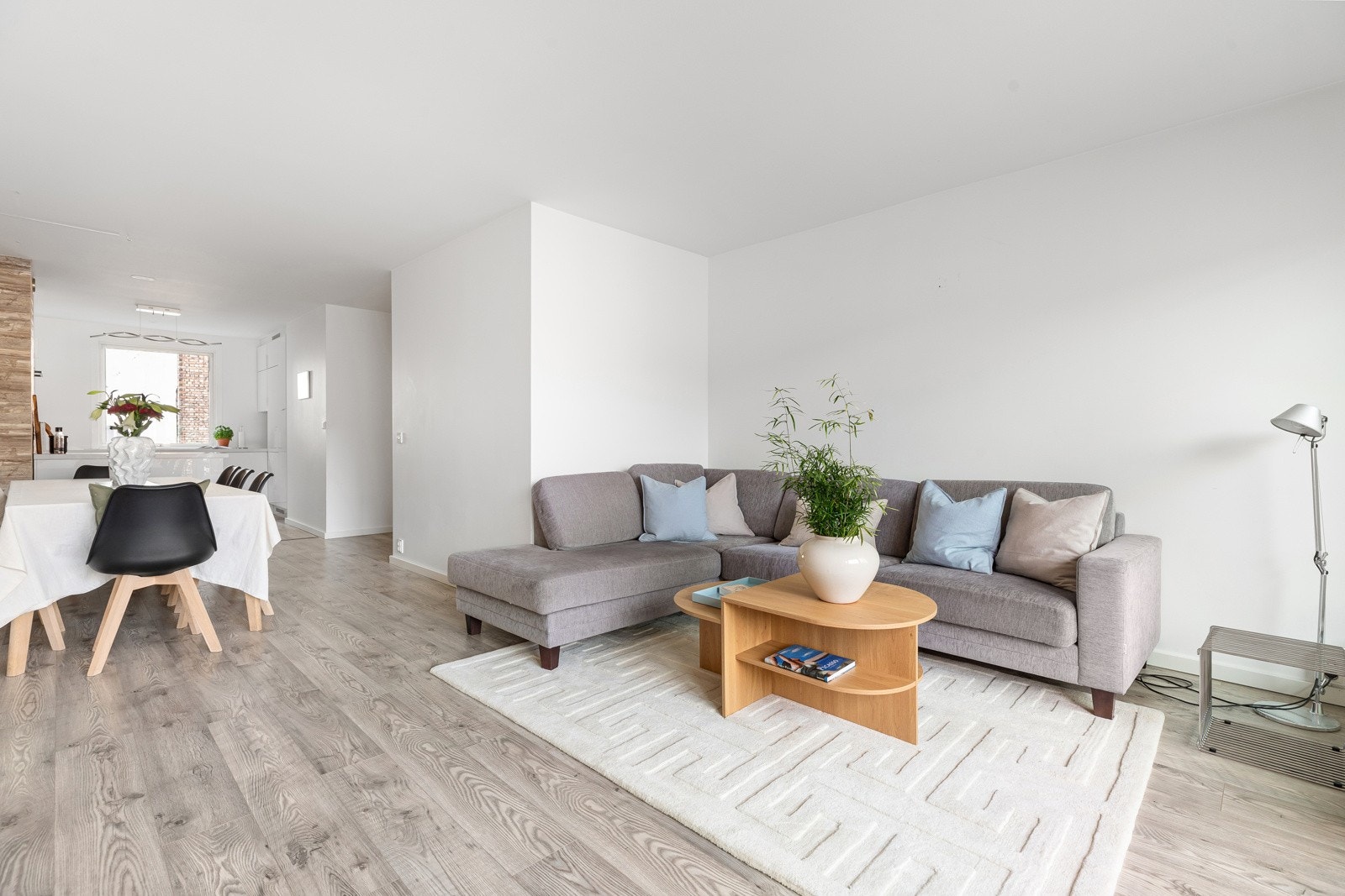 Lys og innbydende stue med rikelig plass til en romslig sofagruppe og en spisesone med plass til et stort spisebord Galleribilde