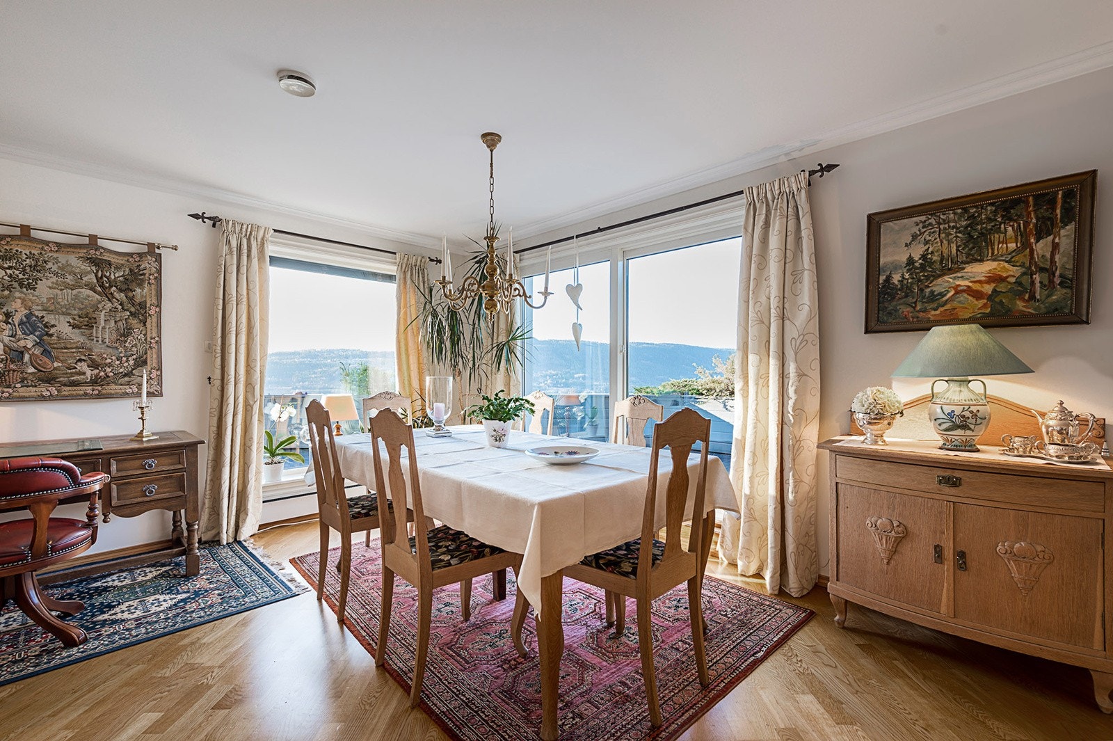 Romslig plass til spisestue Galleribilde