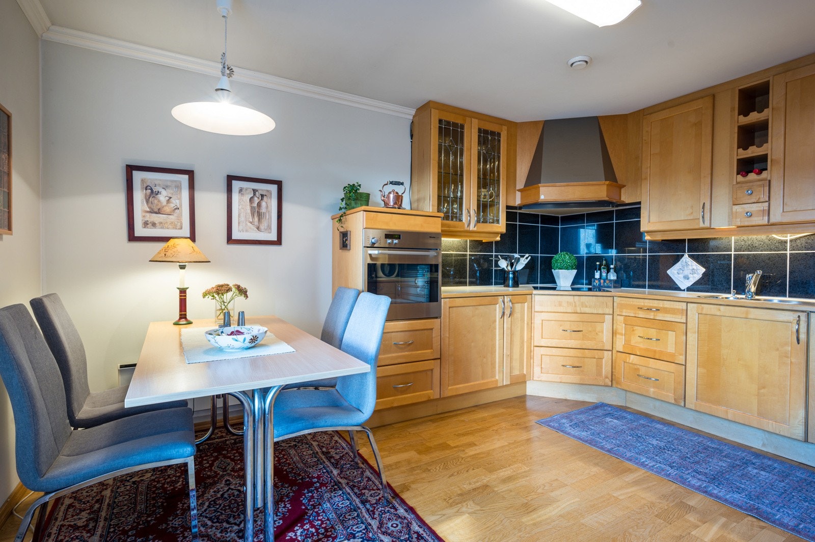 Kjøkkenet med spiseplass Galleribilde