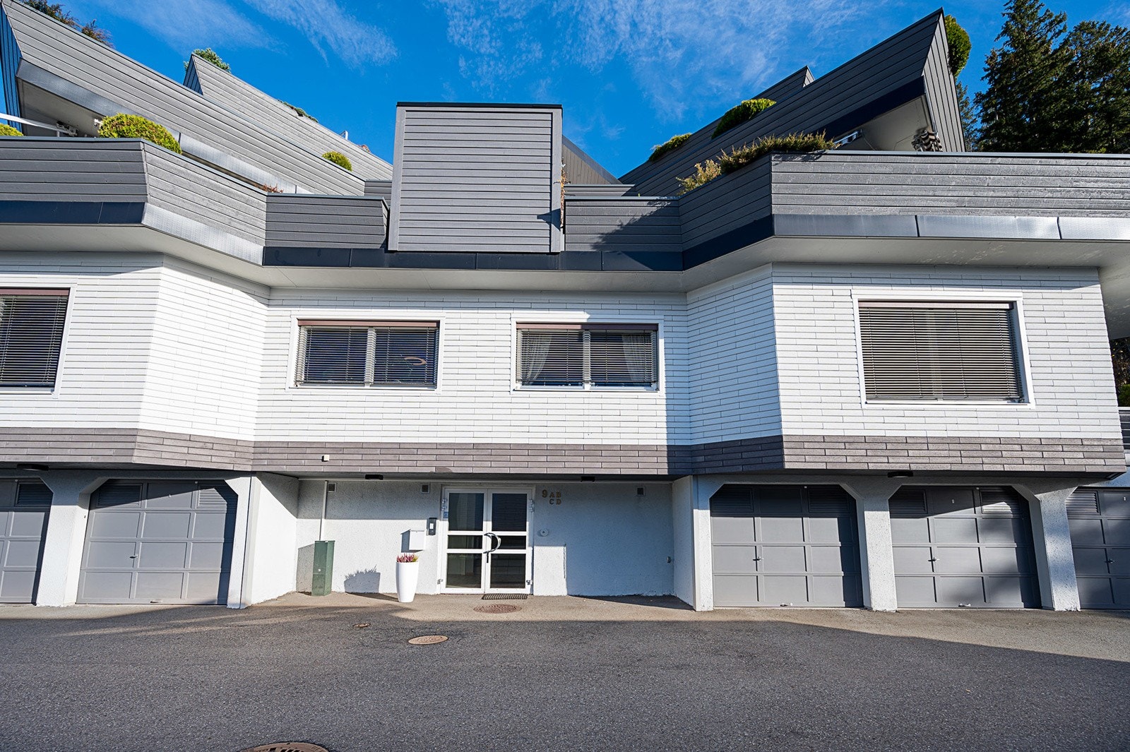 Fasade med garasjene Galleribilde