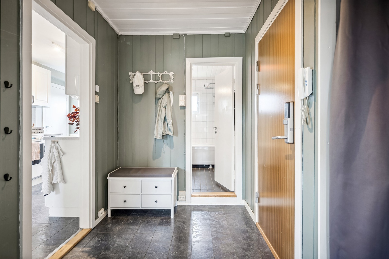 Entré med plass for innredning, samt at det er nisjé for oppbevaring av klær og sko Galleribilde