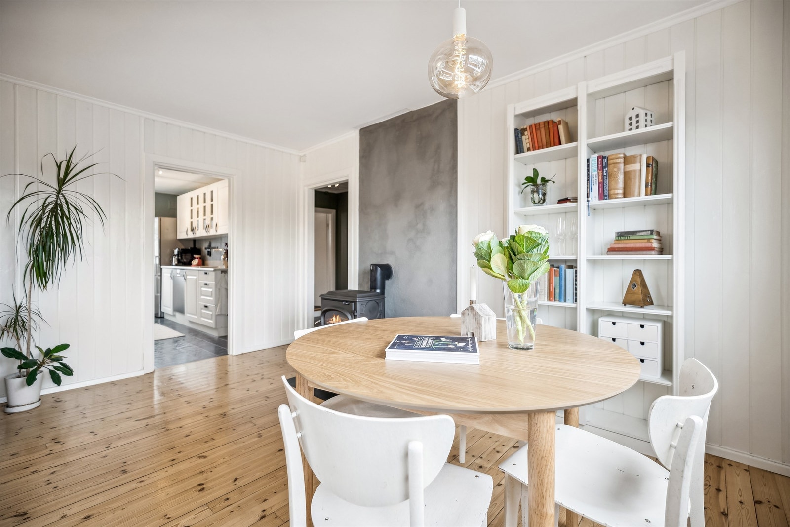 Selger har malt stuen, to av soverommene og flisene på kjøkkenet. Galleribilde