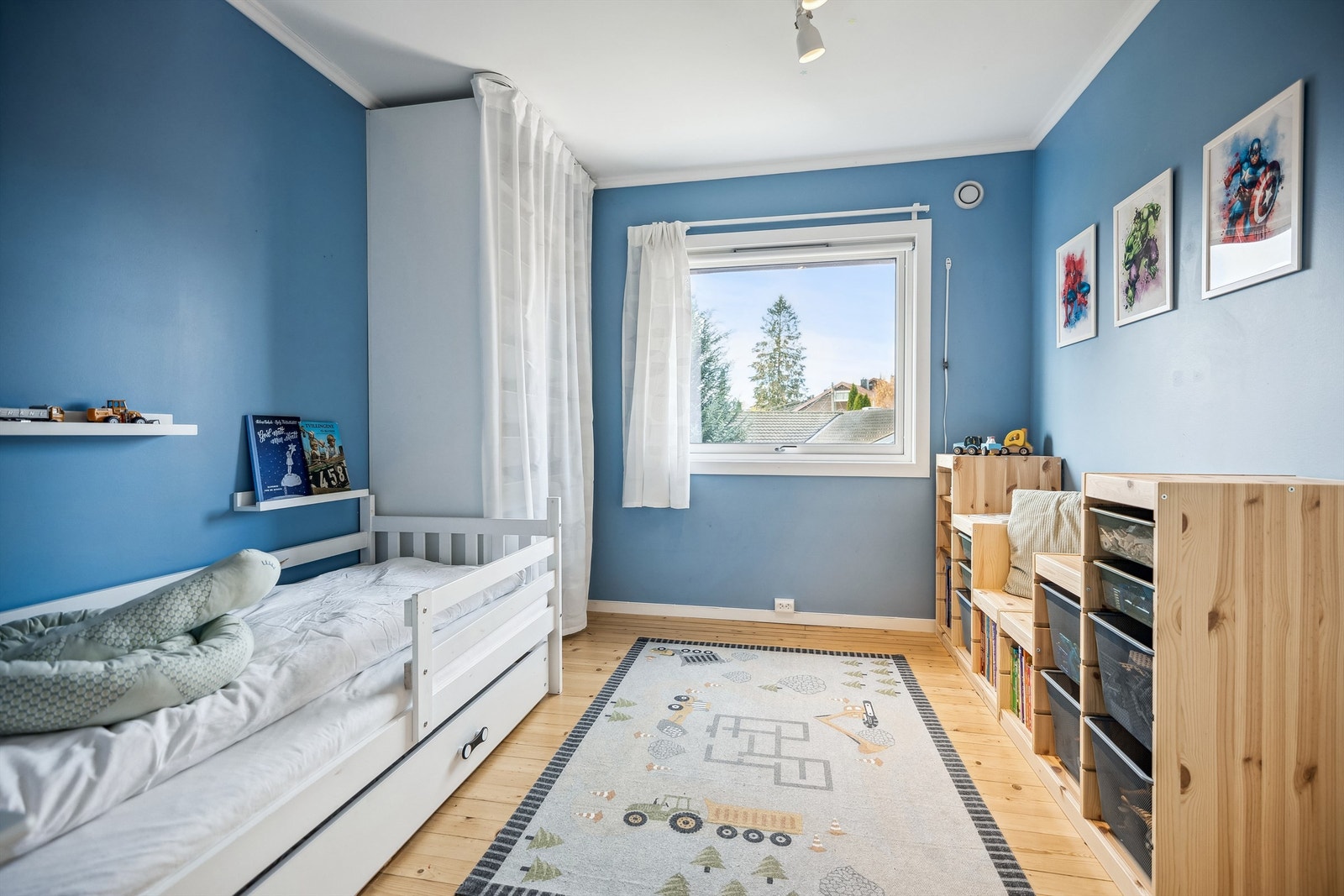 Dette er det største soverommet. Her får man plass til en dobbeltseng på 180 cm og ekstra garderobe. Nå er rommet innredet til et barn. Galleribilde