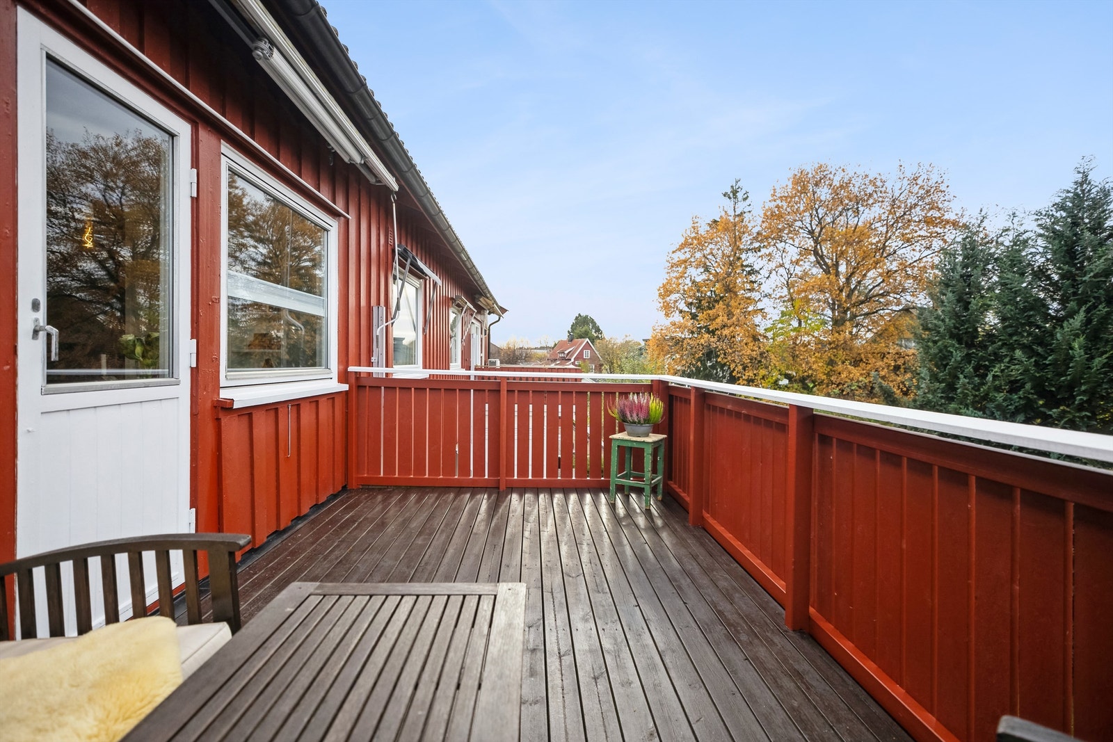 Verandaen er vestvendt og har markise Galleribilde