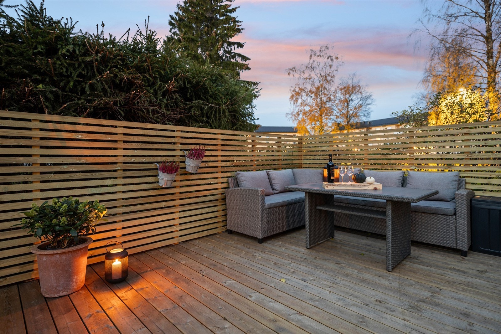 Leiligheten disponerer en del av felles plenarealet som er opparbeidet med markterrasse Galleribilde