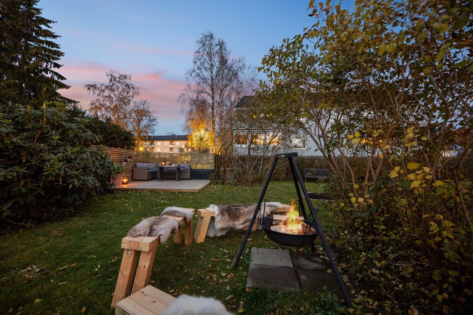 Hyggelig kveldsstemning i hagen Galleribilde