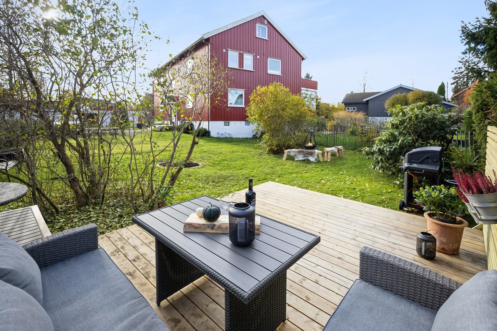 Gauselveien 7 ligger tilbaketrukket med hyggelige uteområder rundt firemannsboligen. Hver beboer disponerer sin del av den store hagen. Galleribilde