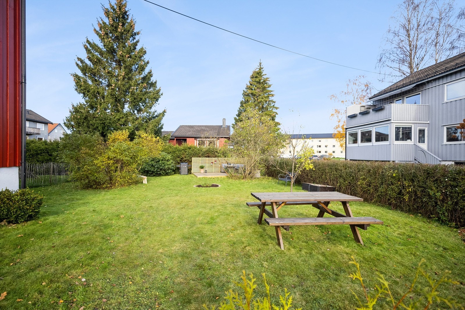 Leiligheten ligger tilbaketrukket fra Gauselveien, noe som gir en rolig, men samtidig sentral beliggenhet. Kort vei til barnehager og skoler. Galleribilde