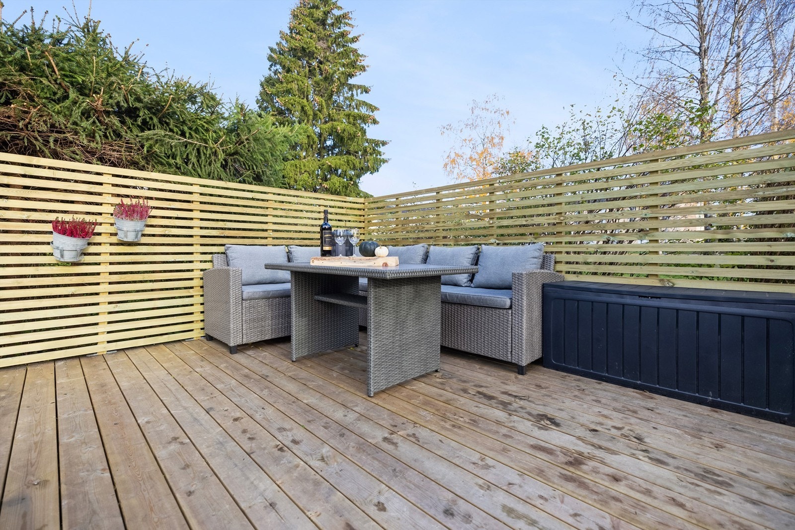 Her kan man møblere som man vil. Lage seg utekjøkken, bruke bålpanne, osv. Galleribilde