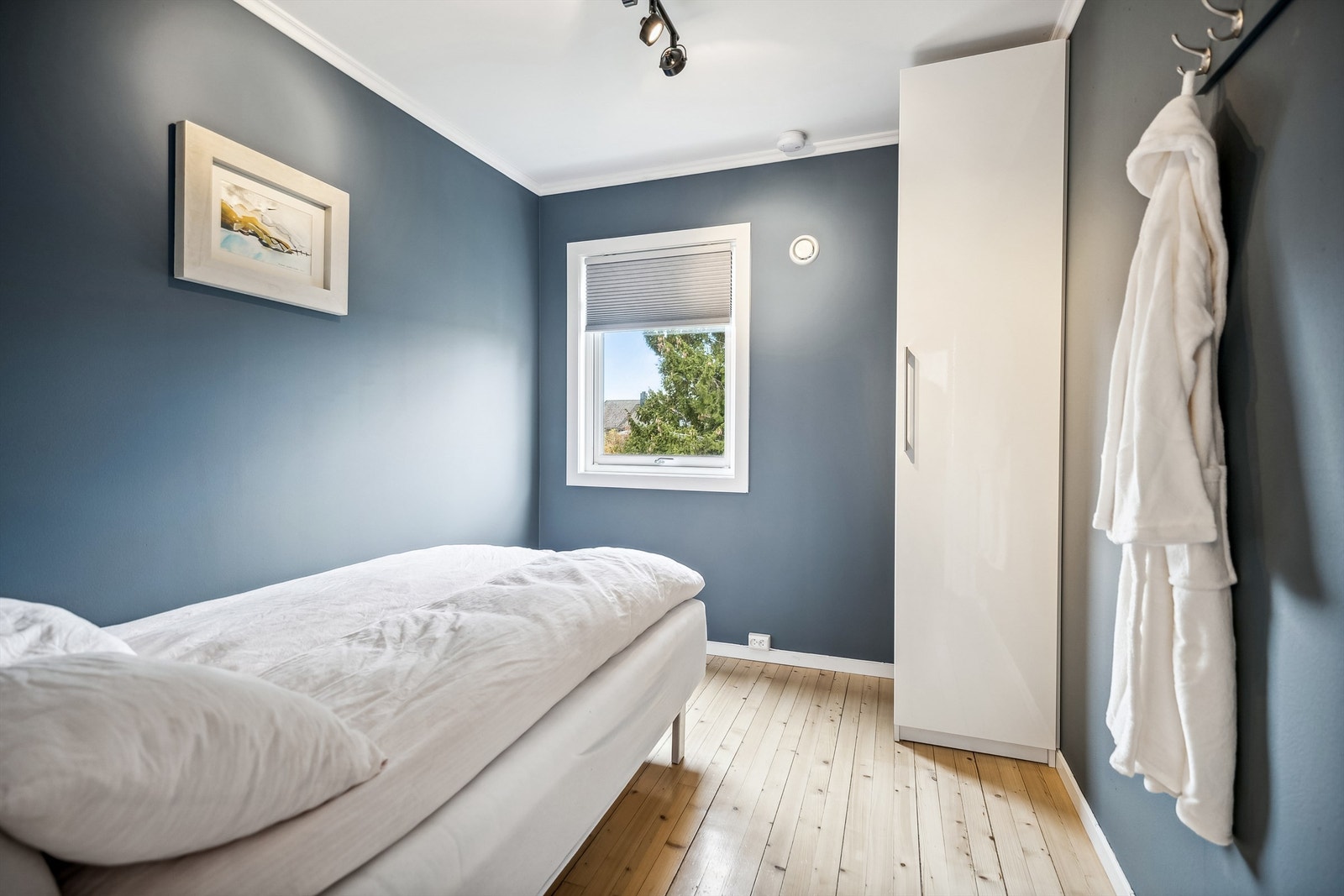 Rommene kan innredes med seng, nattbord, garderobeskap og skrivepult/kommode Galleribilde