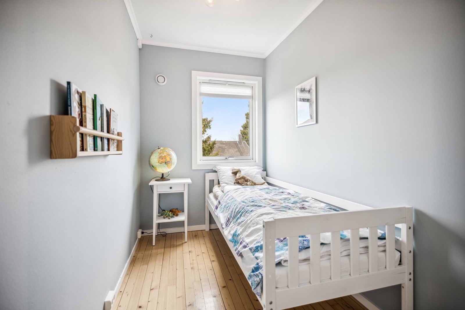 Det minste soverommet er lite, men man får fint inn en seng på 2 meter, garderobeskap og enkel skrivepult. Galleribilde