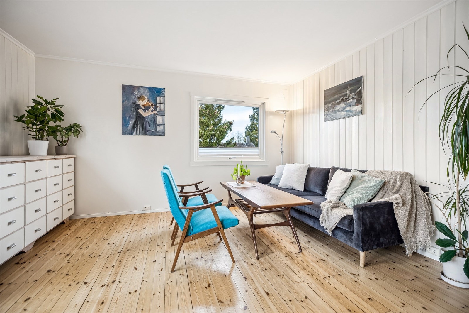 Gulvflater er belagt med tregulv av bjørk. Vegg- og himlingsflater av tapetserte og malte flater, samt malt panel Galleribilde