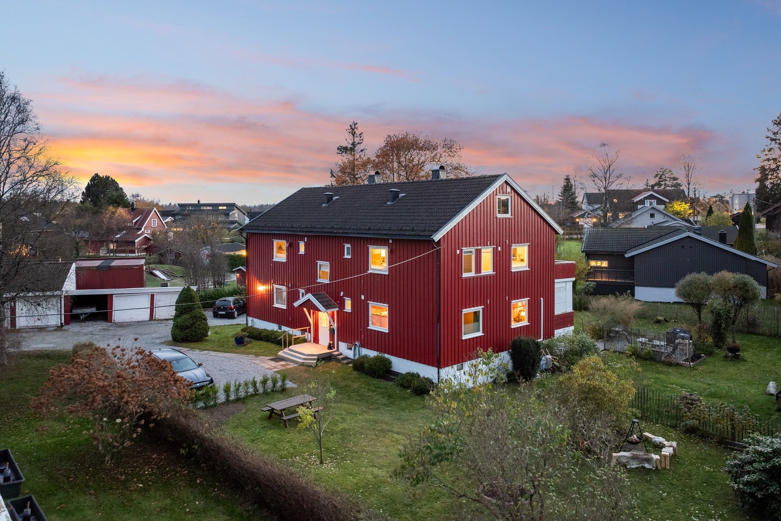 Dagligvarehandelen kan gjøres på Kiwi Finstad, som ligger ca. to minutters gange unna. Det er kort vei til bussen og flere andre matbutikker og apotek. Galleribilde