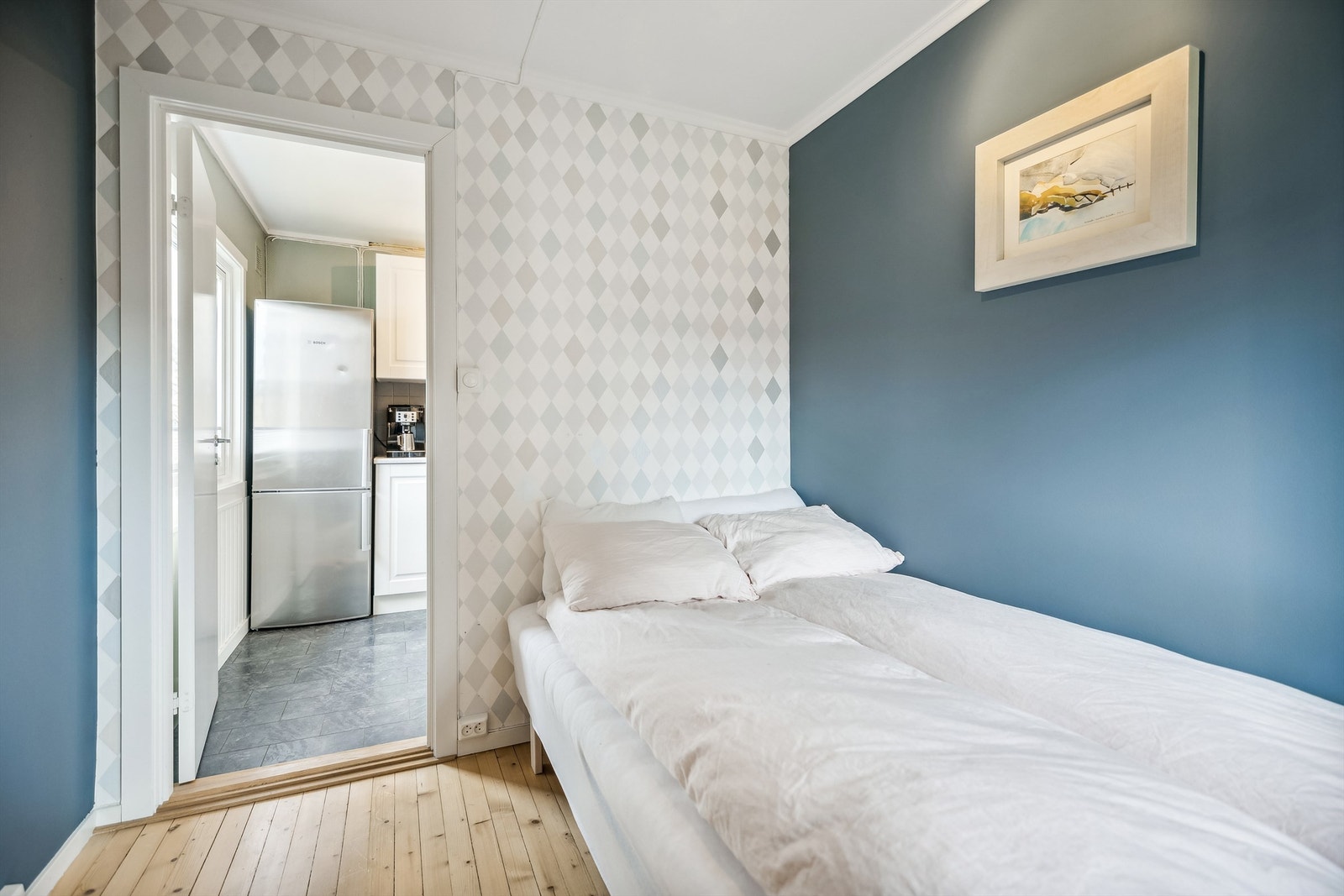 Leiligheten har tre soverom som er malt i tidsriktige farger. Galleribilde