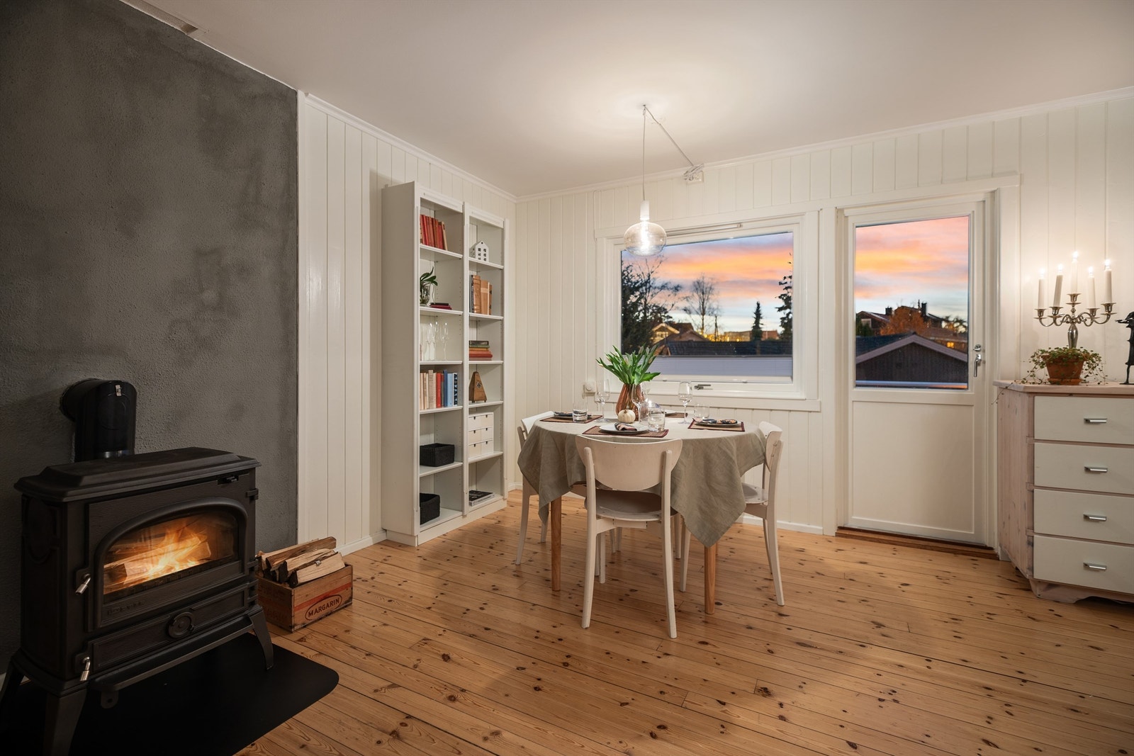 Stuen er romslig og kan fint innredes med spisebord og stoler, i praktisk tilknytning til kjøkkenet - Utgang til vestvendt veranda som gir gode lysforhold inn i boligen Galleribilde