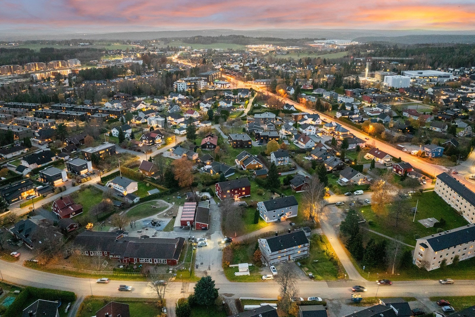 Det er også bussforbindelse i Gauselveien som går til Ski stasjon/Ski sentrum, hvis man ikke ønsker å gå. Kort avstand videre med bil til Vinterbro og Oslo. Galleribilde