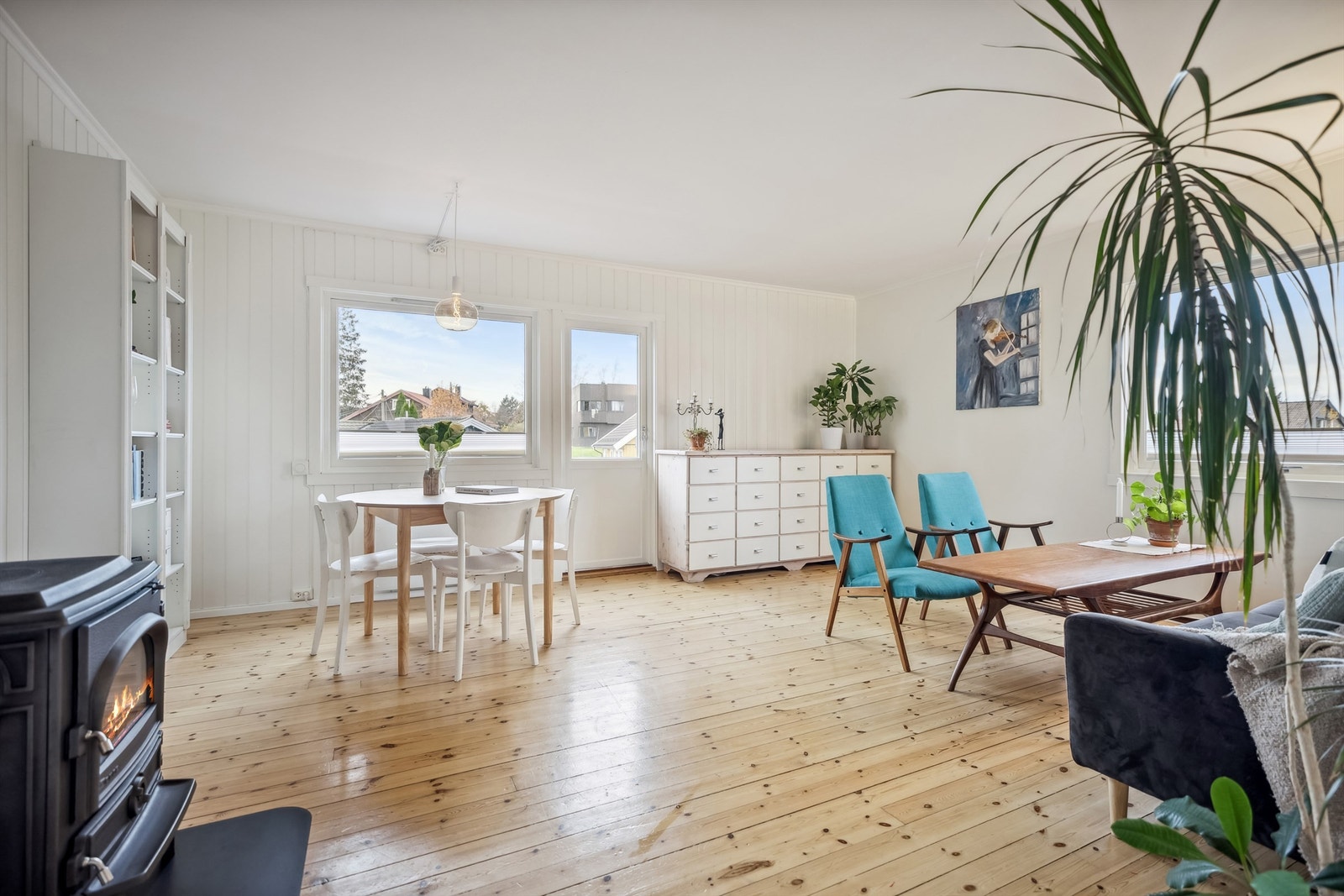 I stuen er det en peisovn som gir en lun stemning på kjølige dager - Tregulvet er veldig godt å gå på og er varmere enn laminat Galleribilde