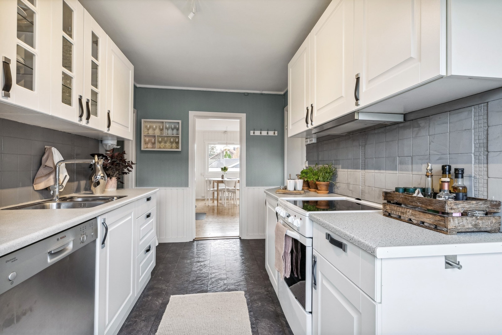 Frittstående hvitevarer som består av kombikjøleskap, oppvaskmaskin og komfyr med platetopp - Disse følger med Galleribilde