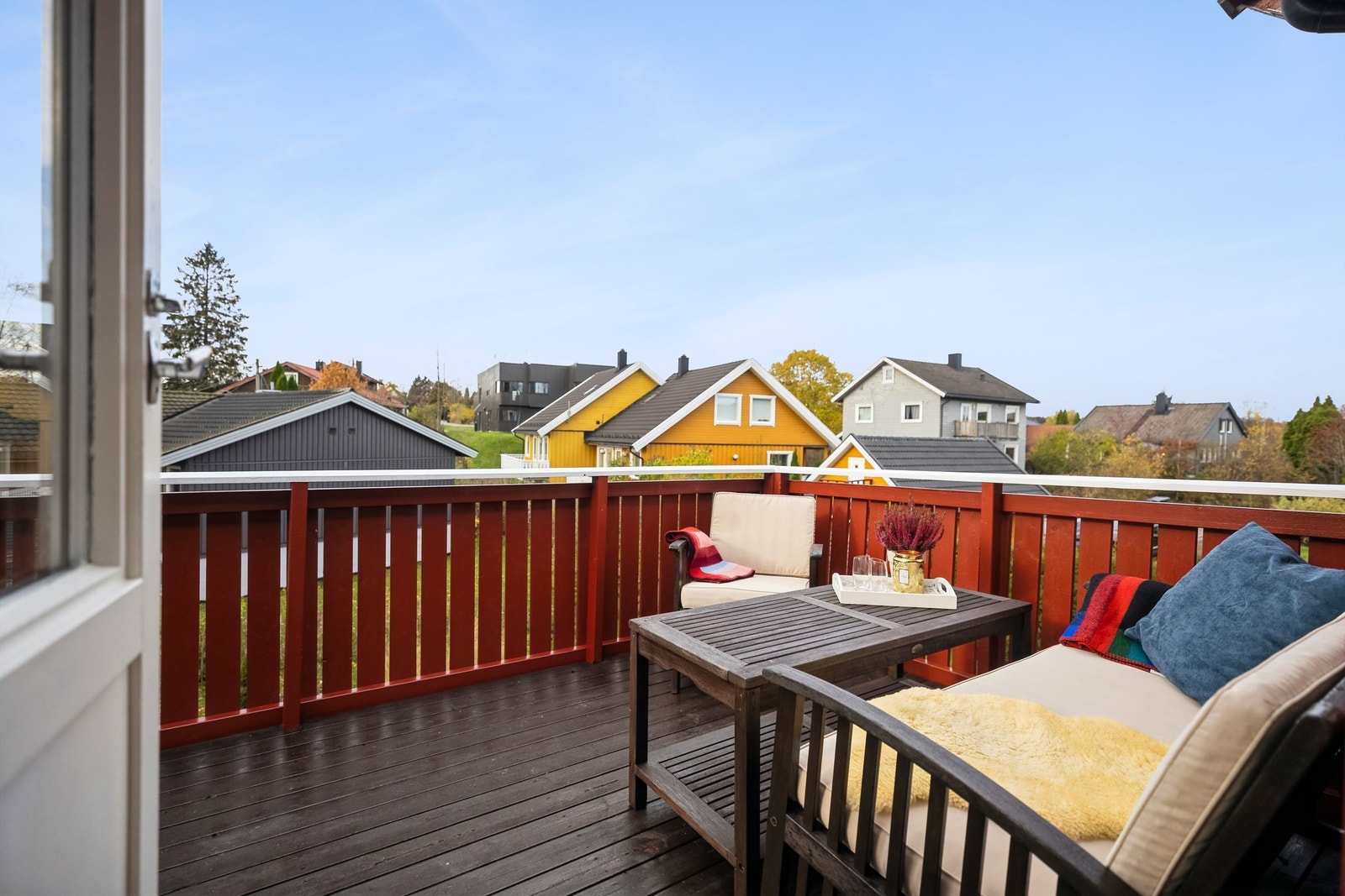 Romslig veranda på ca. 10 kvm. med utsikt mot eneboligområdet Galleribilde