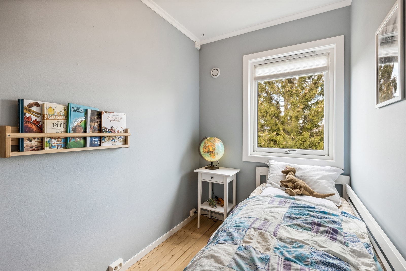 Det minste soverommet er lite, men man får fint inn en seng på 2 meter, garderobeskap og enkel skrivepult. Dette rommet har tidligere vært del av nabo-soverommet. Galleribilde