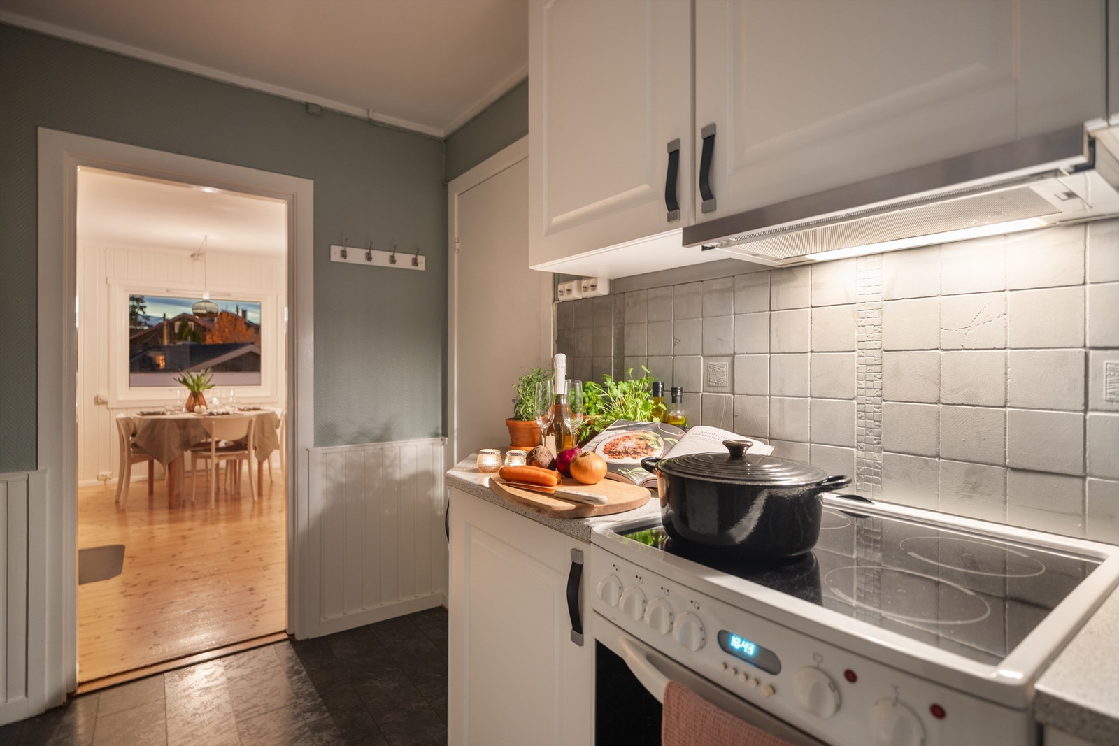 Ventilator i overskap er tilkoblet avtrekkskanal - Bak kjøkkenet er det to soverom Galleribilde