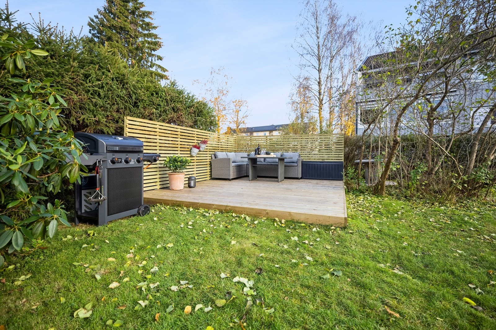 Denne markterrassen er bygd i år, og man disponerer en egen stor hage. Galleribilde