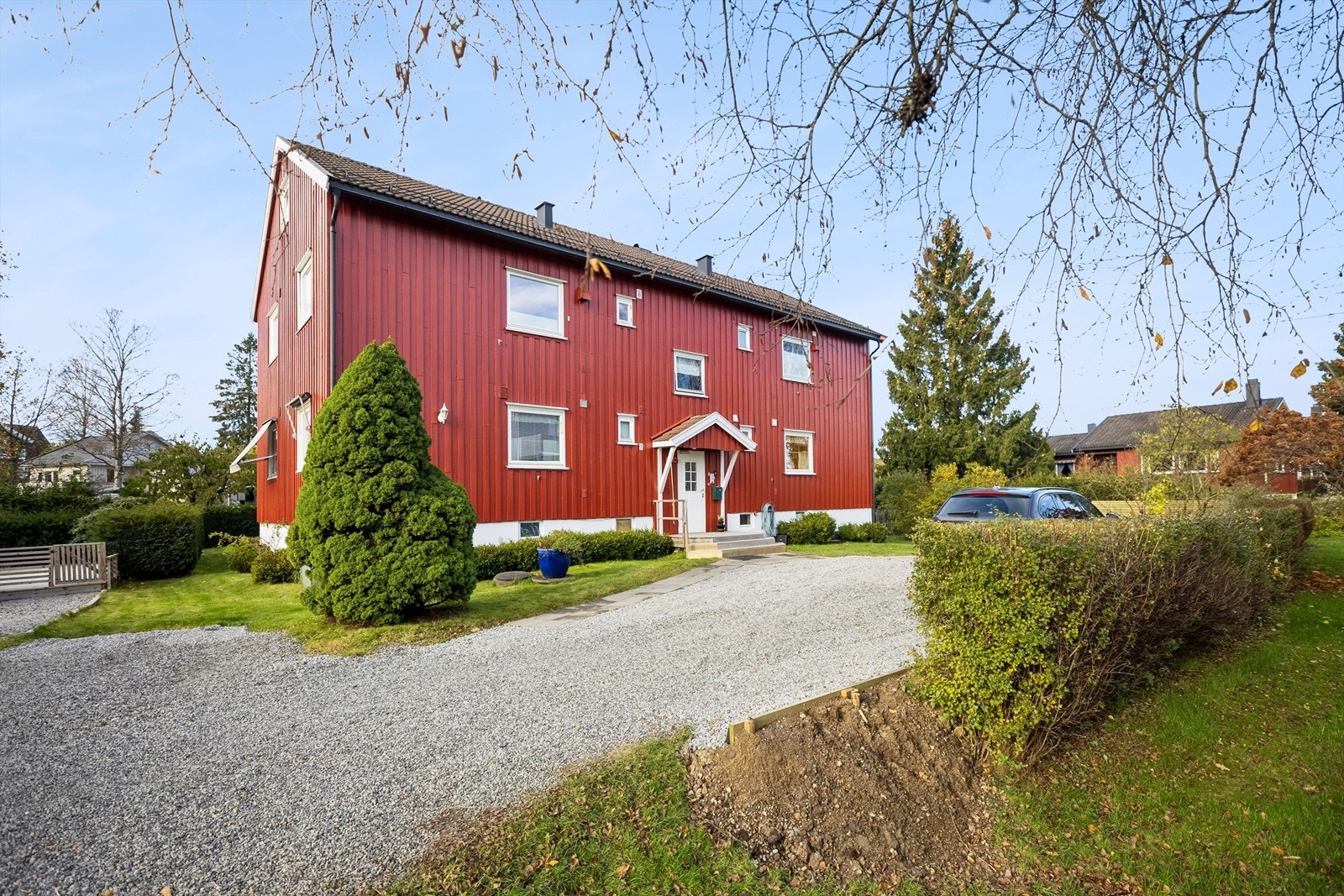 Det er nylig anlagt større grusplass foran inngangsdøren. Man har gode parkeringsmuligheter her, både for egne biler og til gjester. Galleribilde