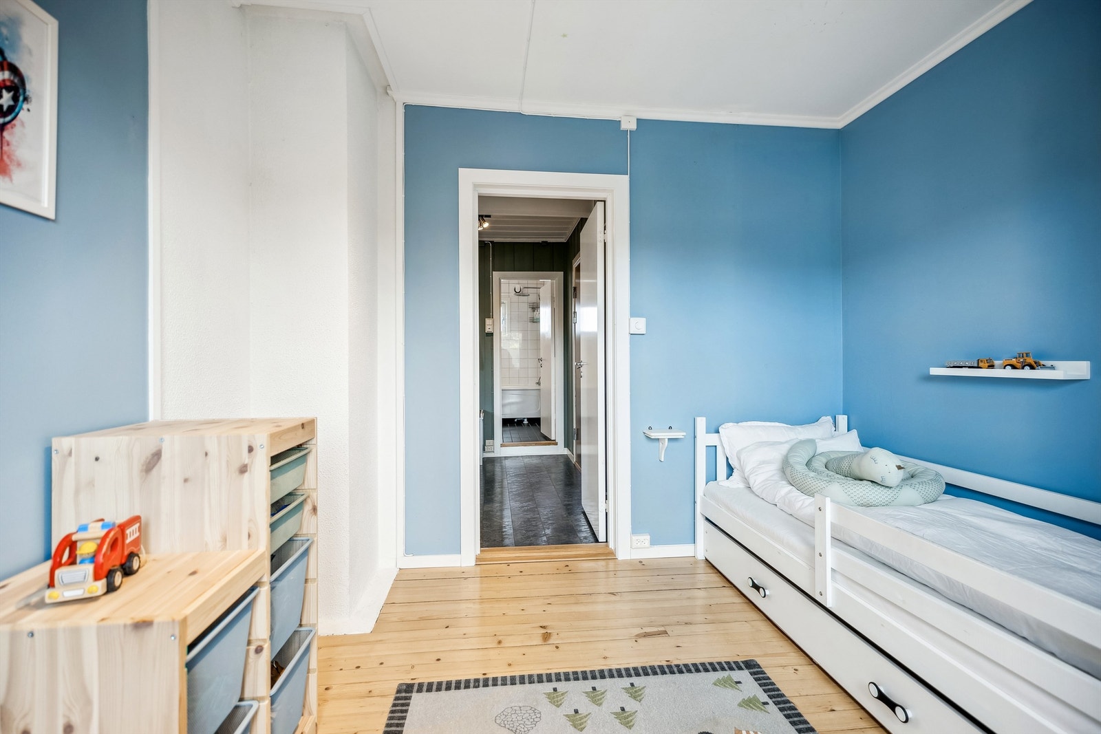 Dette er det største soverommet. Her får man plass til en dobbeltseng på 180 cm og ekstra garderobe. Nå er rommet innredet til et barn. Galleribilde