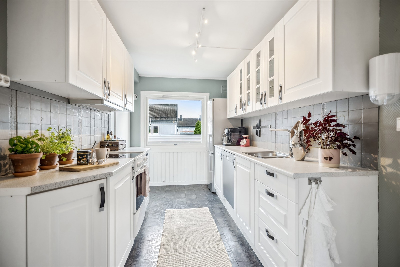 Romslig kjøkken med god plass - Ventilator med avtrekk ut i fri luft Galleribilde